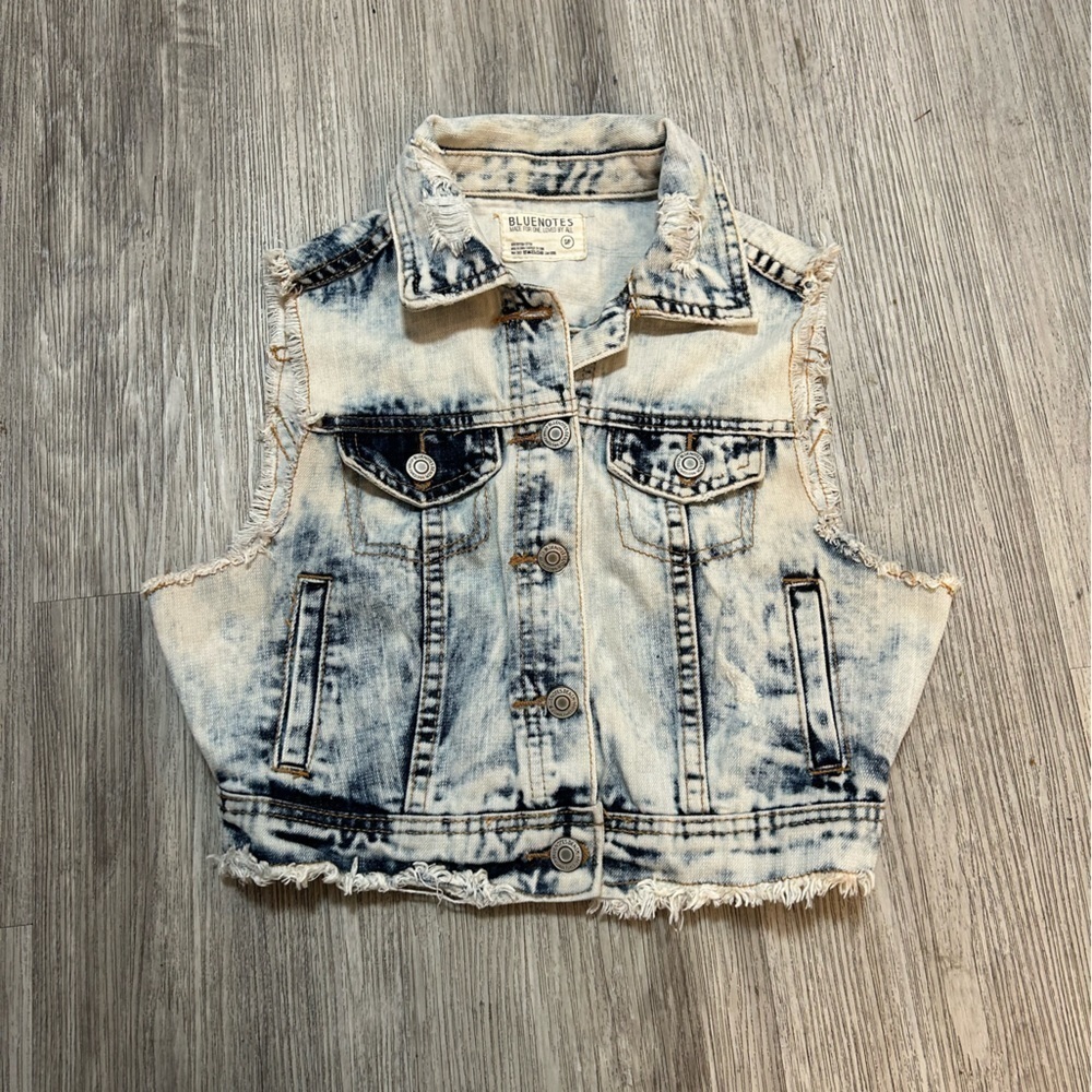 BLUENOTES tie dye distressed crop denim jean vest. Excellent condition. - Picture 6 of 6